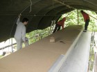 Hout langs de buitenkant voorzien van dampscherm en houtvezelplaten isolatie